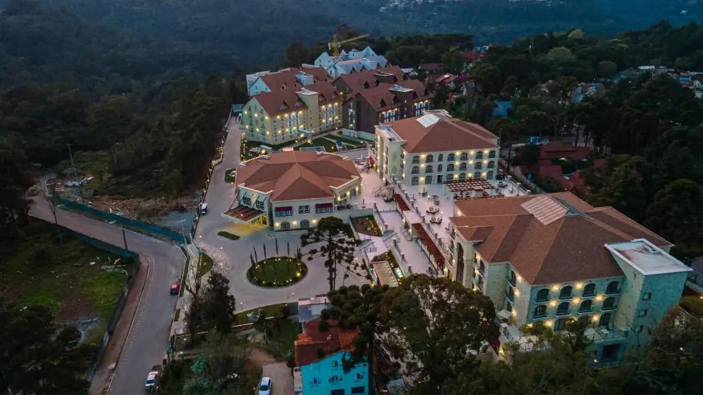 Vista aérea do Buona Vitta Gramado ao entardecer, local do Laserplay Experience 2027