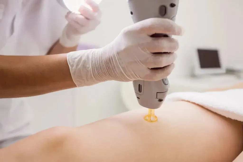 Profissional aplicando fotobiomodulação em ambiente clínico